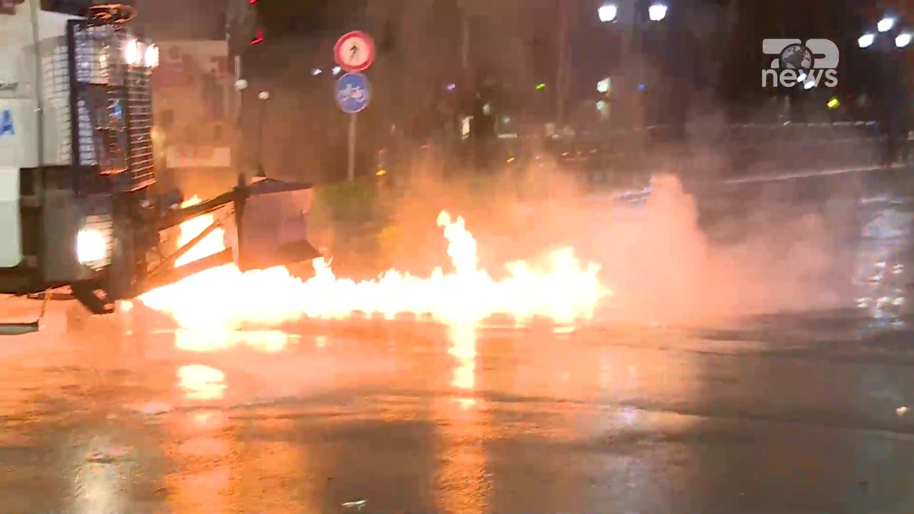 Digjet vendi nga molotovi/ Pamje të forta, vendi në flakë, protestuesit përplasen me protestuesit