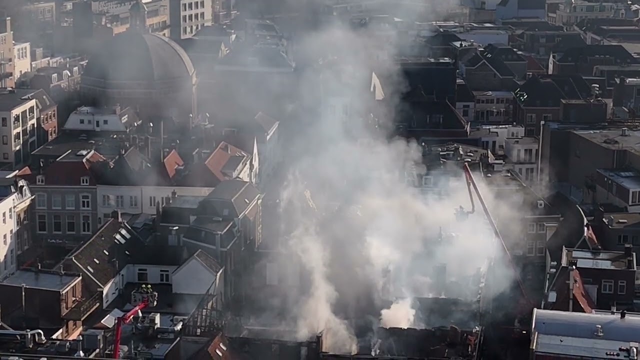 Dronebeelden brand 6 Maart Arnhem Centrum 08:30 ‘s ochtends bluswerkzaamheden historische panden.