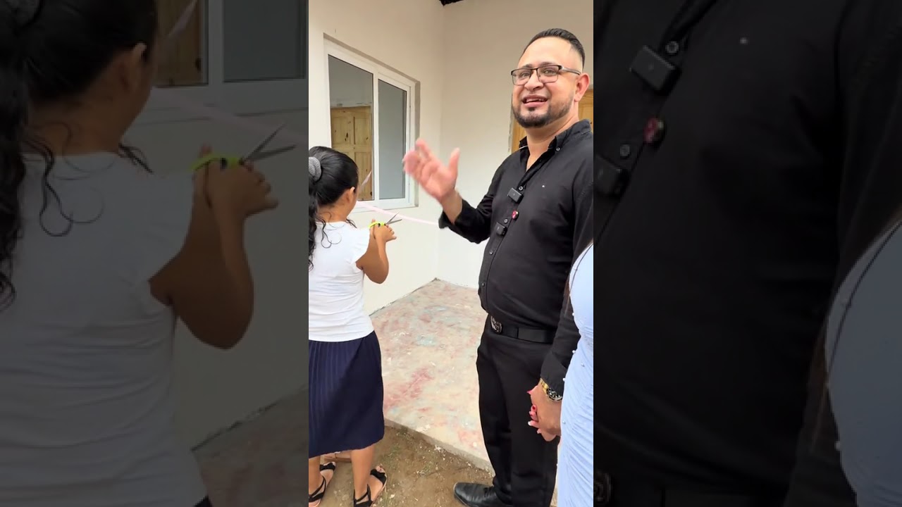 Entregándole la casa a la niña GENESIS y a su mamá 