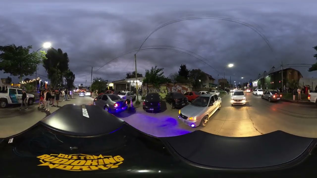 ESCUCHANDO MÚSICA A LA SALIDA (CAMARA 360° / 