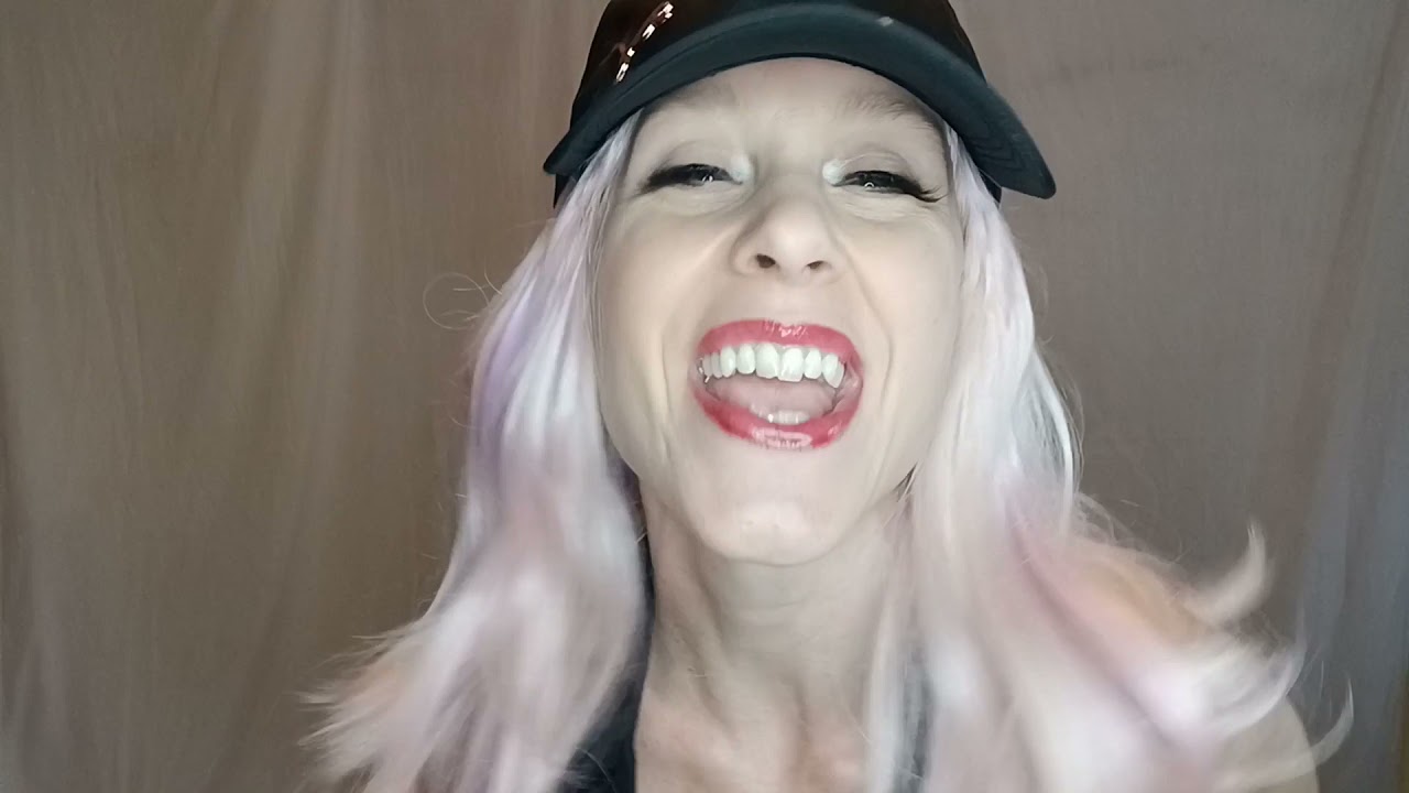 Making out No Doubt Cover (Isabelle Desroches)