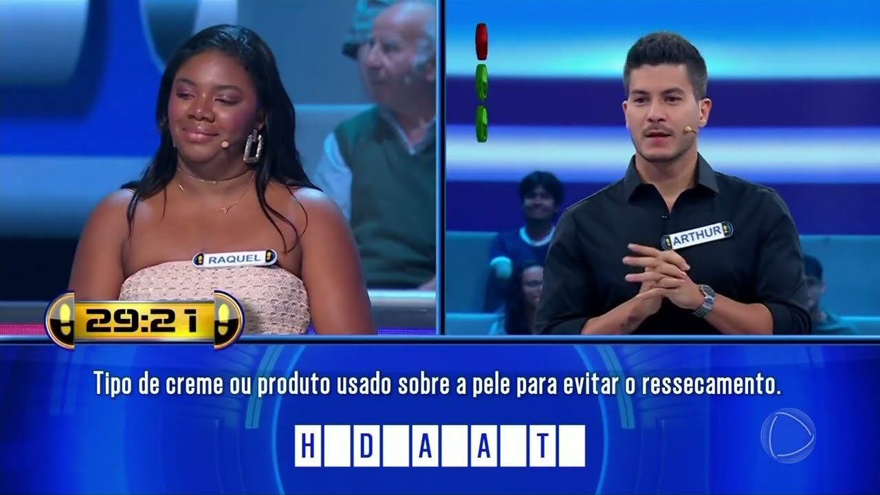 ACERTE OU CAIA: Raquel Brito perde desafio com Arthur Aguiar e cai no buraco