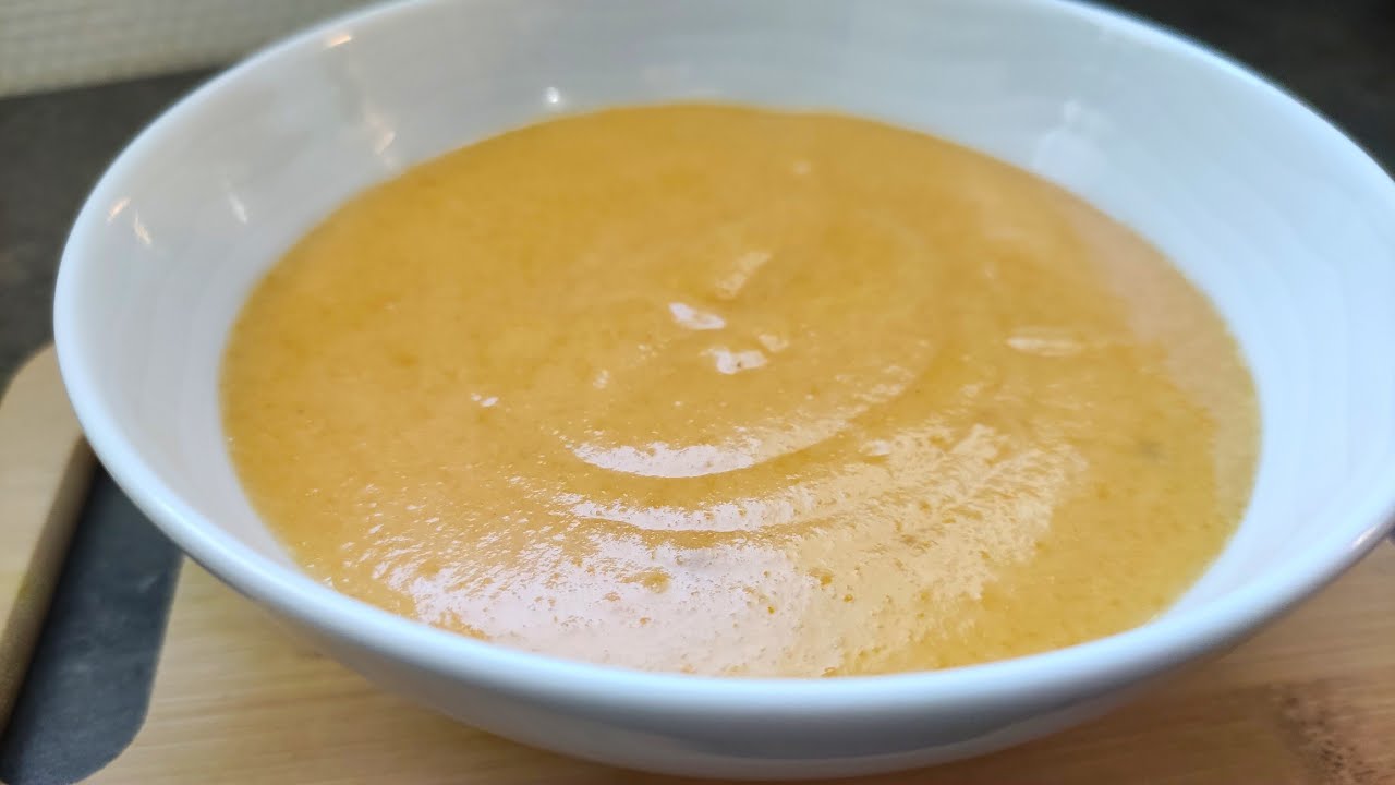 velouté de carottes et pomme de terre / oignon de grand - mère avec peu d'ingrédients !