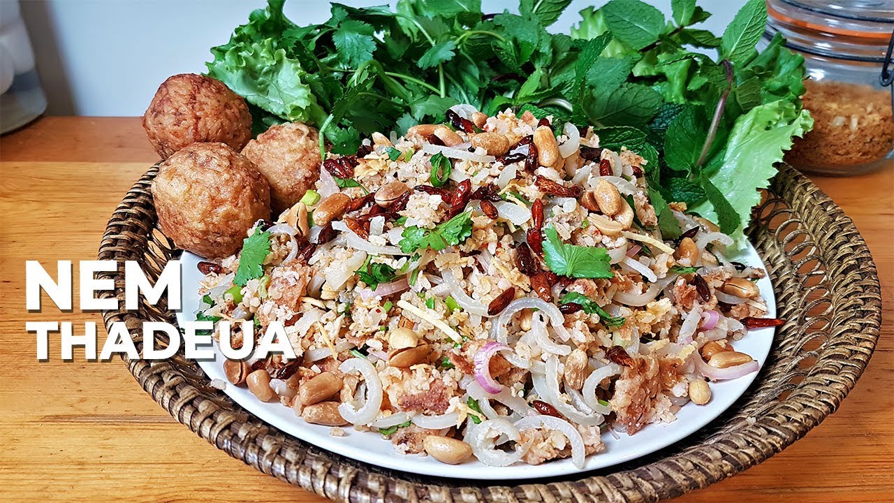 ย​ำ​แหนม​ข้าว​ทอด​ สูตร​นี้​แช่บ​อิ​หลี​- ແຫນມທ່າເດື່ອ  Nem Thadeua Salade de riz croustillant  LAO