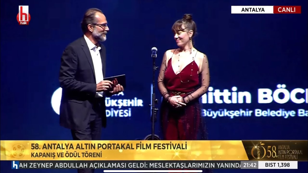 Demet Evgar Kırmızı Tulumu ile En İyi Erkek Oyuncu Ödülünü Takdim Ediyor
