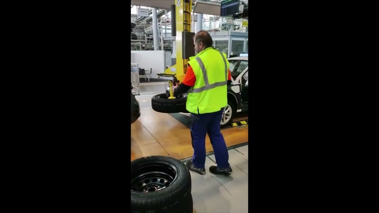 Spare wheel manipulator