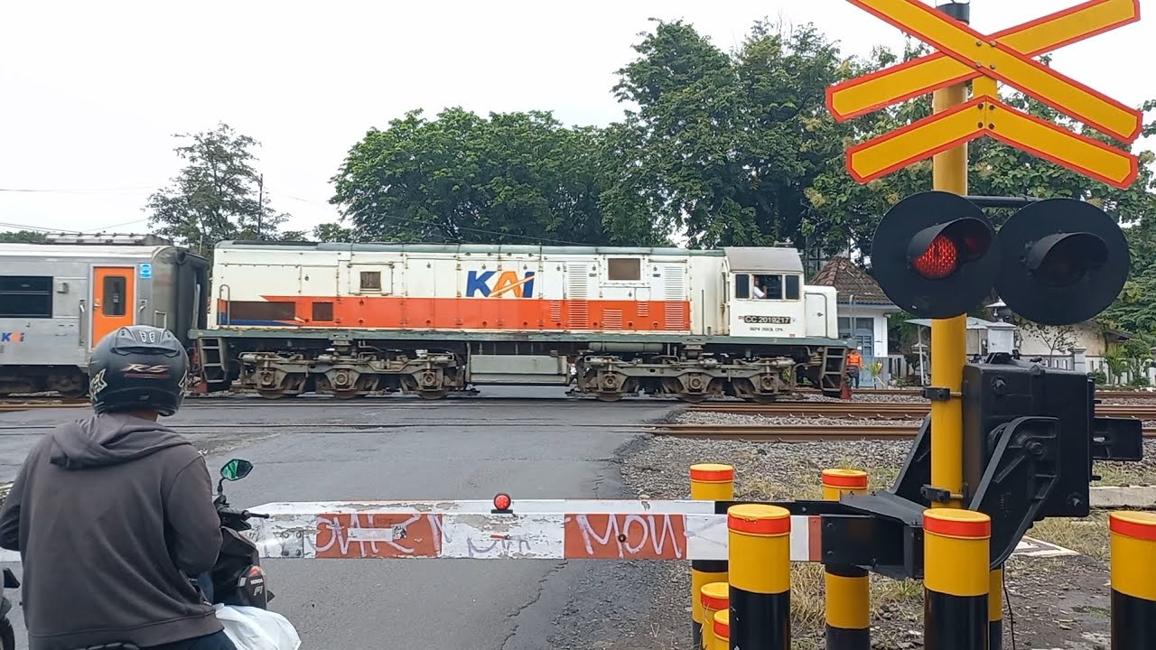 KA111	Sawunggalih ‼️ Railroad Crossing Indonesia || Perlintasan Kereta Api Indonesia