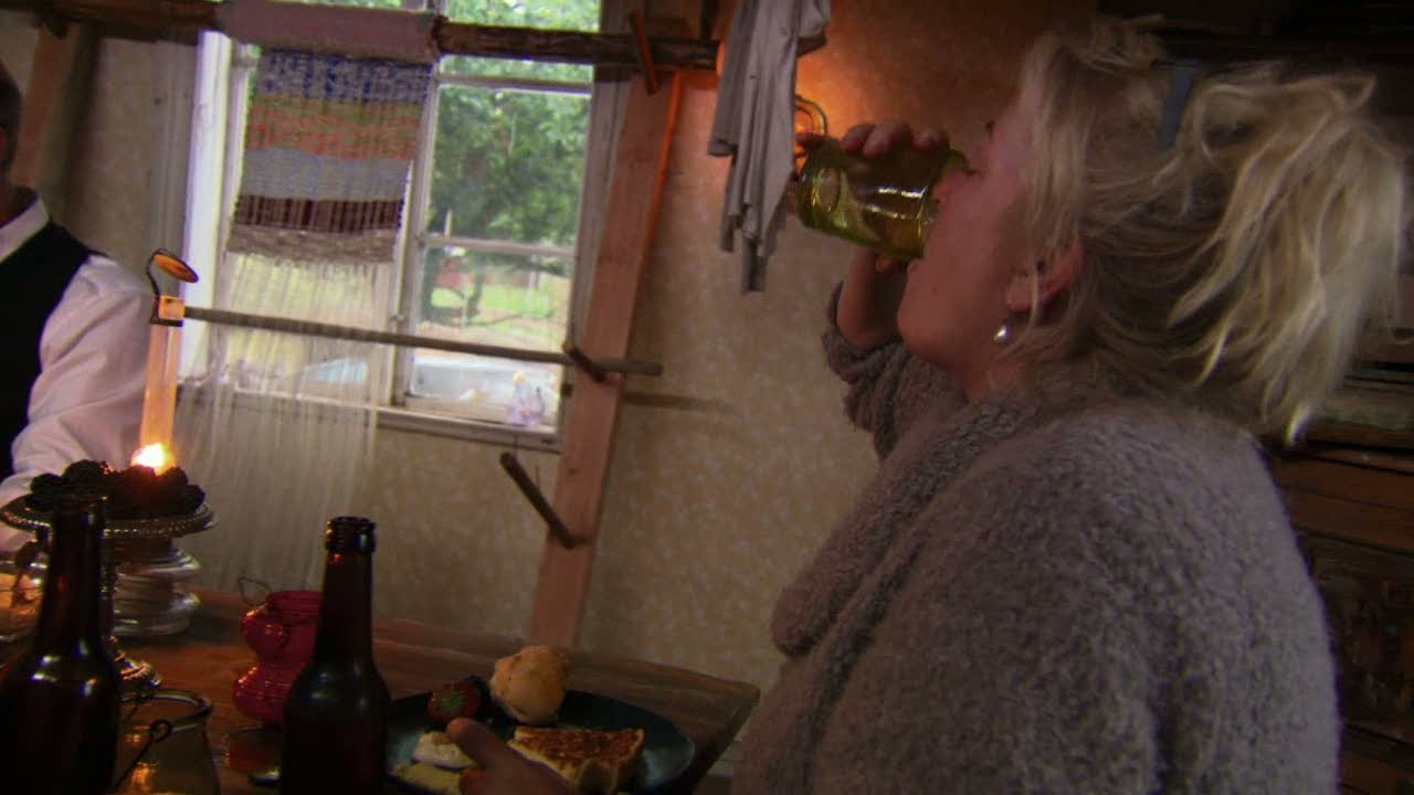 Elisabeth Ek Bjurell hinkar i sig av spriten under kr&auml;ftskivan - Farmen (TV4)