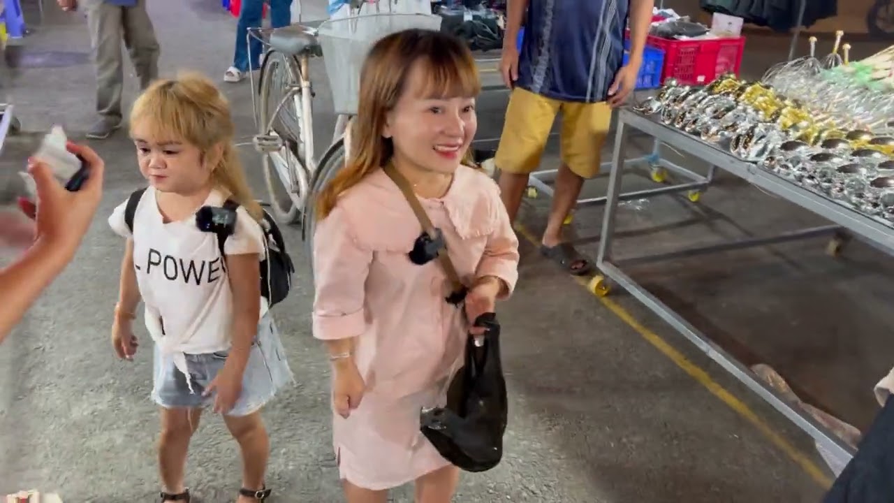 Huyền Hrê & Ut Mini Đi Dạo Chợ Đêm Hà Tiên Kiên Giang Được Cô Chú Anh Chị Em Yêu Mến