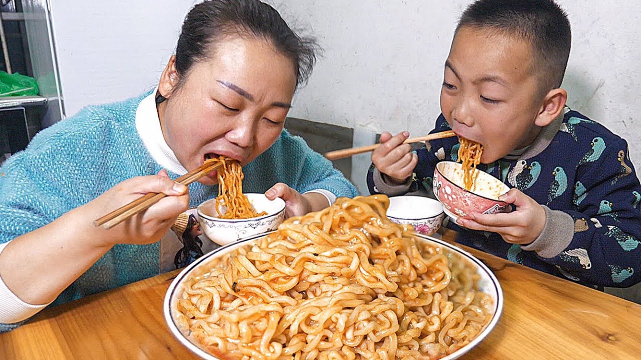 今天挑戰火雞面，辣的孩子直冒汗，還是忍不住的想吃 | Challenge Turkey noodles, spicy children straight sweating