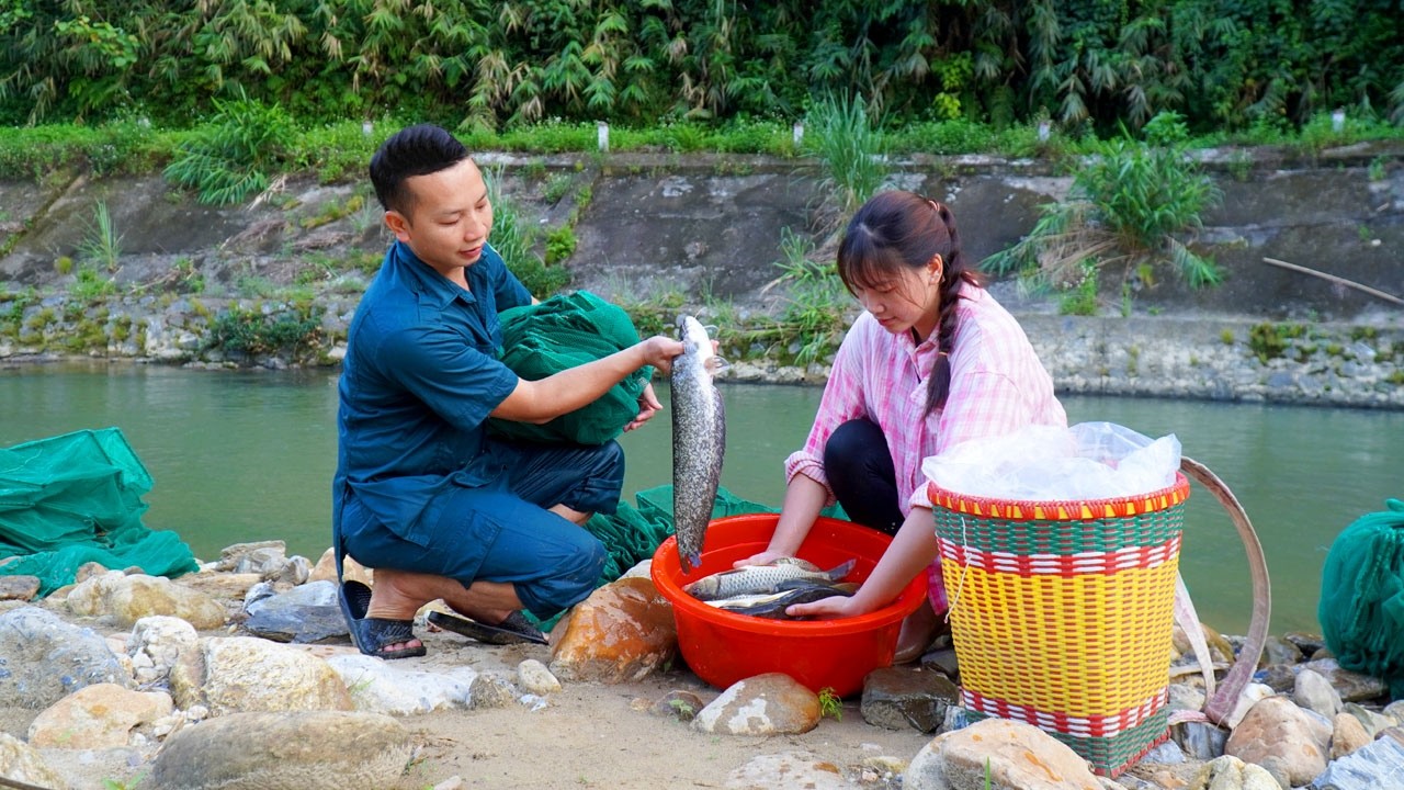 For the first time, the police officer helped the single mother harvest fish and build a farm