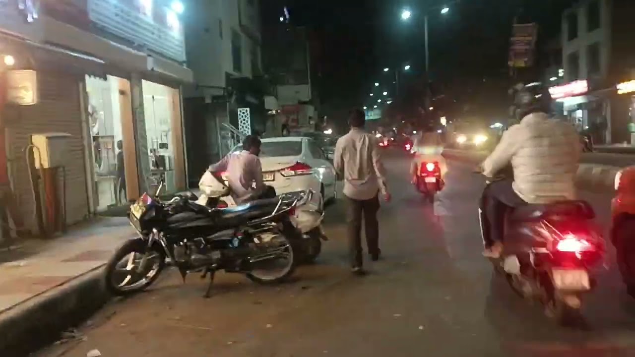 Going to the charbagh from the aminabad medicine market।।