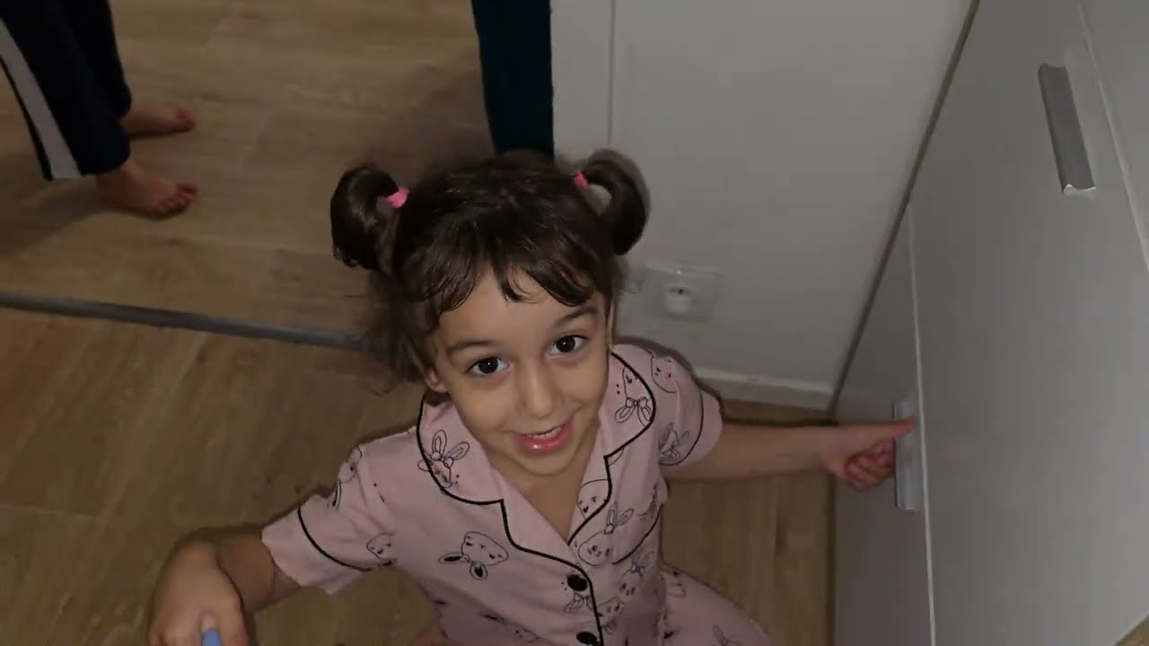 أسيل حطت غنى بلسياره 😱 ماما حلت الموقف