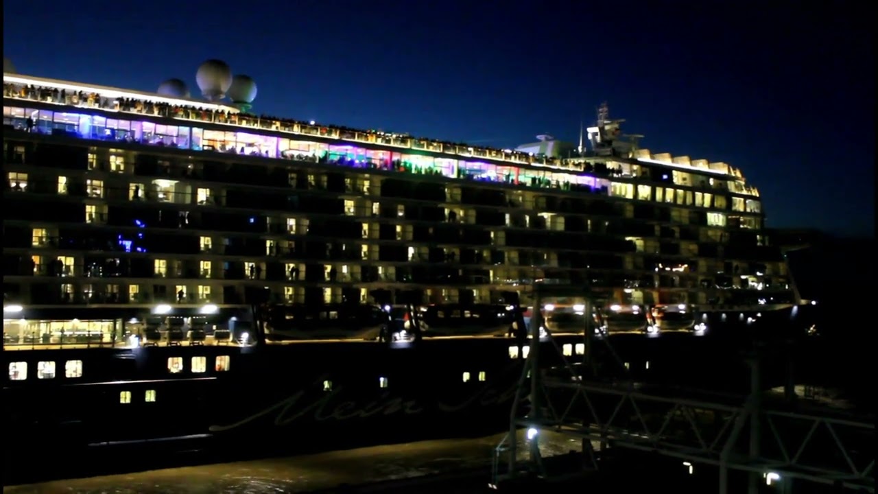 Mein Schiff 3 verlässt Bremerhaven und nimmt Kurs auf Aarhus Dänemark