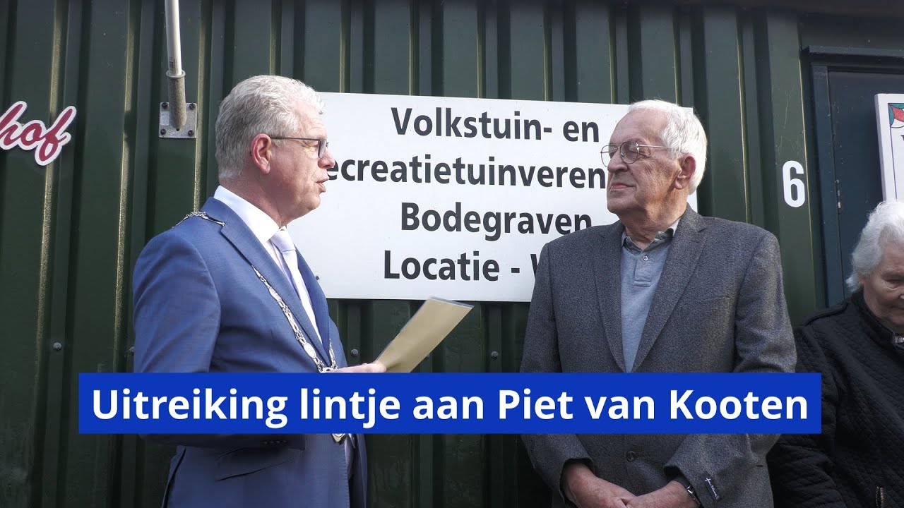 Uitreiking lintje aan Piet van Kooten.