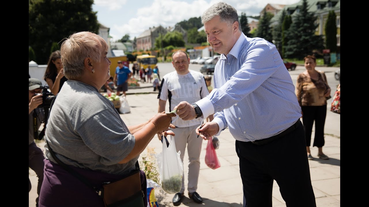 Порошенко купив малину на ринку у Кременці