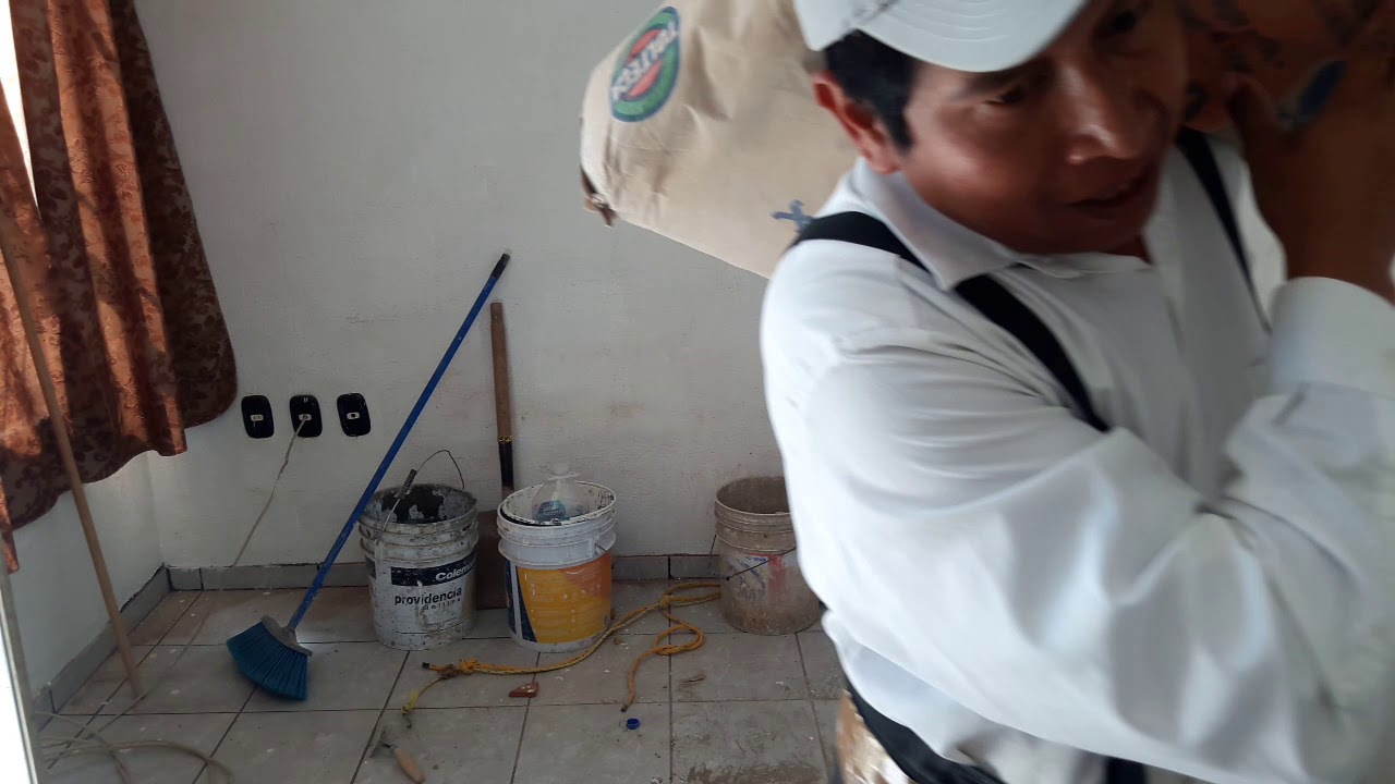 Como cargar bulto de cemento