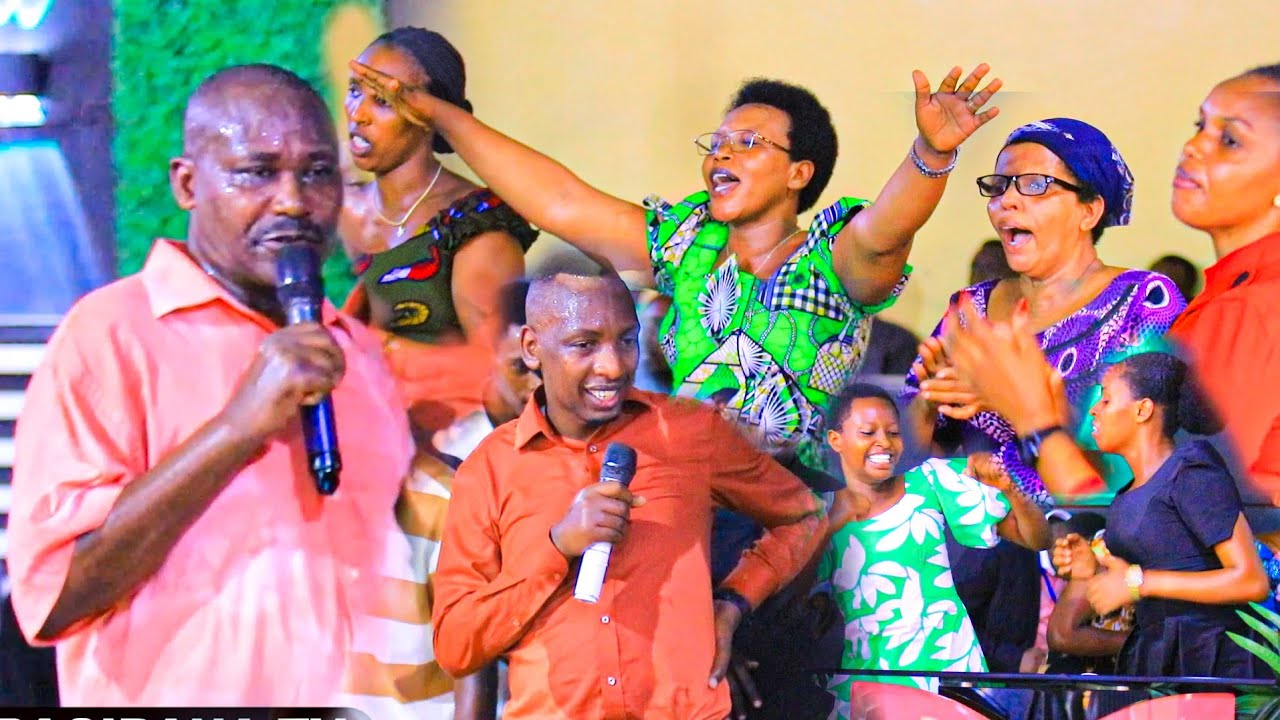 ABAHANUZI BAHURIYE KURI PODIUMU UBUTABAZI BURABONETSE KUBANTU BENSHI REBA UMUNEZERO UBAYE NUKURI 