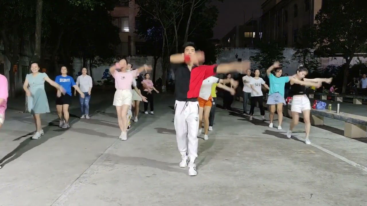 广场健身舞《玩腻》动感节奏活力四射