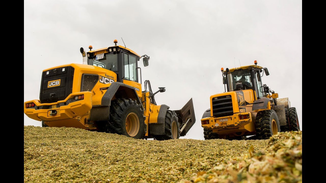 Deux Chargeuses JCB Au Silo De Maïs | JCB Farm Master 426 S & JCB 435 S