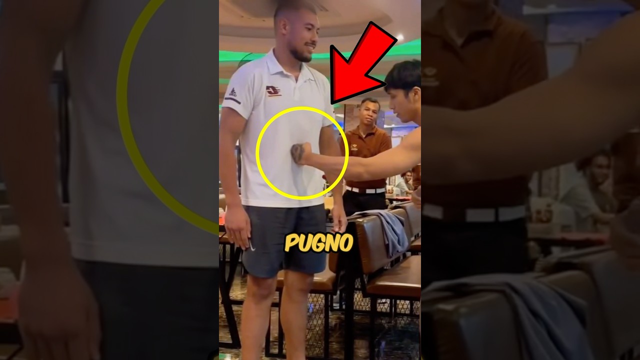 PUGILI SI TIRANO UN PUGNO A VICENDA! 🫣 #shorts