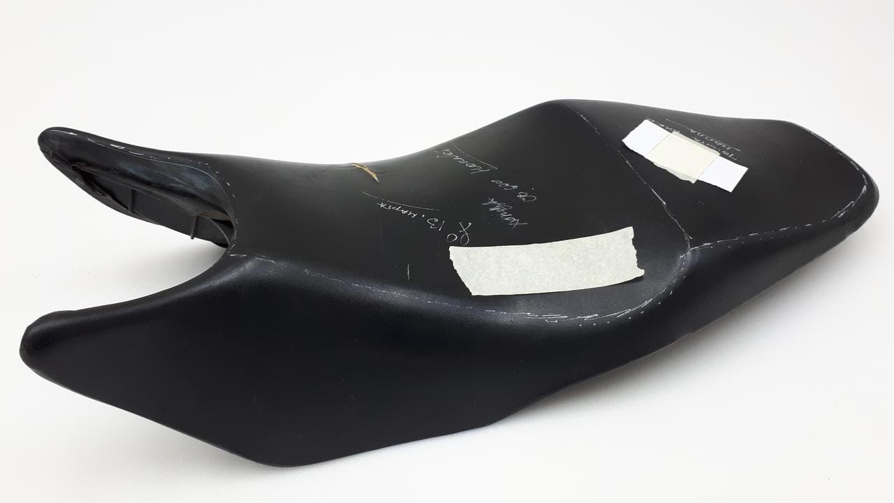 Honda CB600 Hornet. Перетяжка сидения.  Hauling seat.