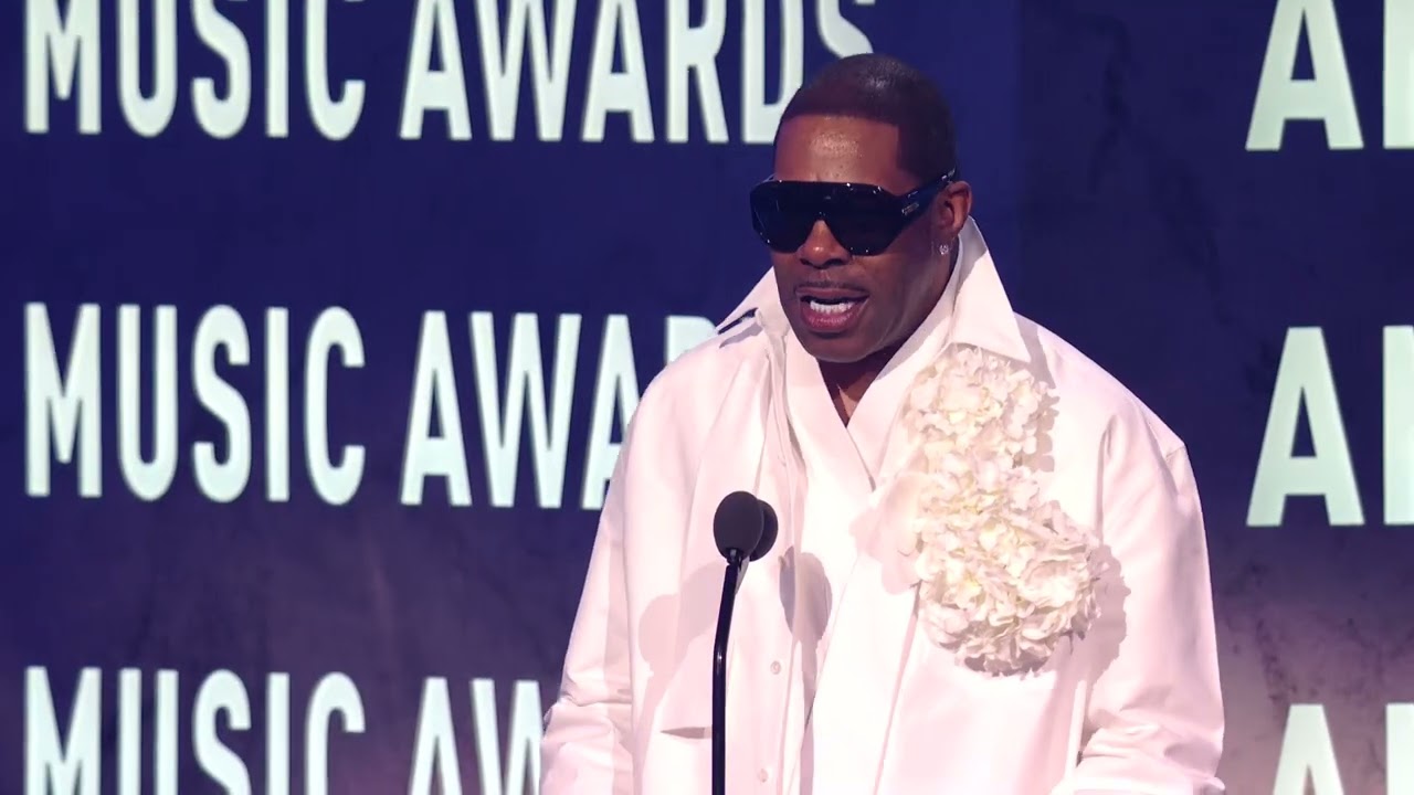 Busta Rhymes Presents the Award for Artist of the Year [52nd American Music Awards]