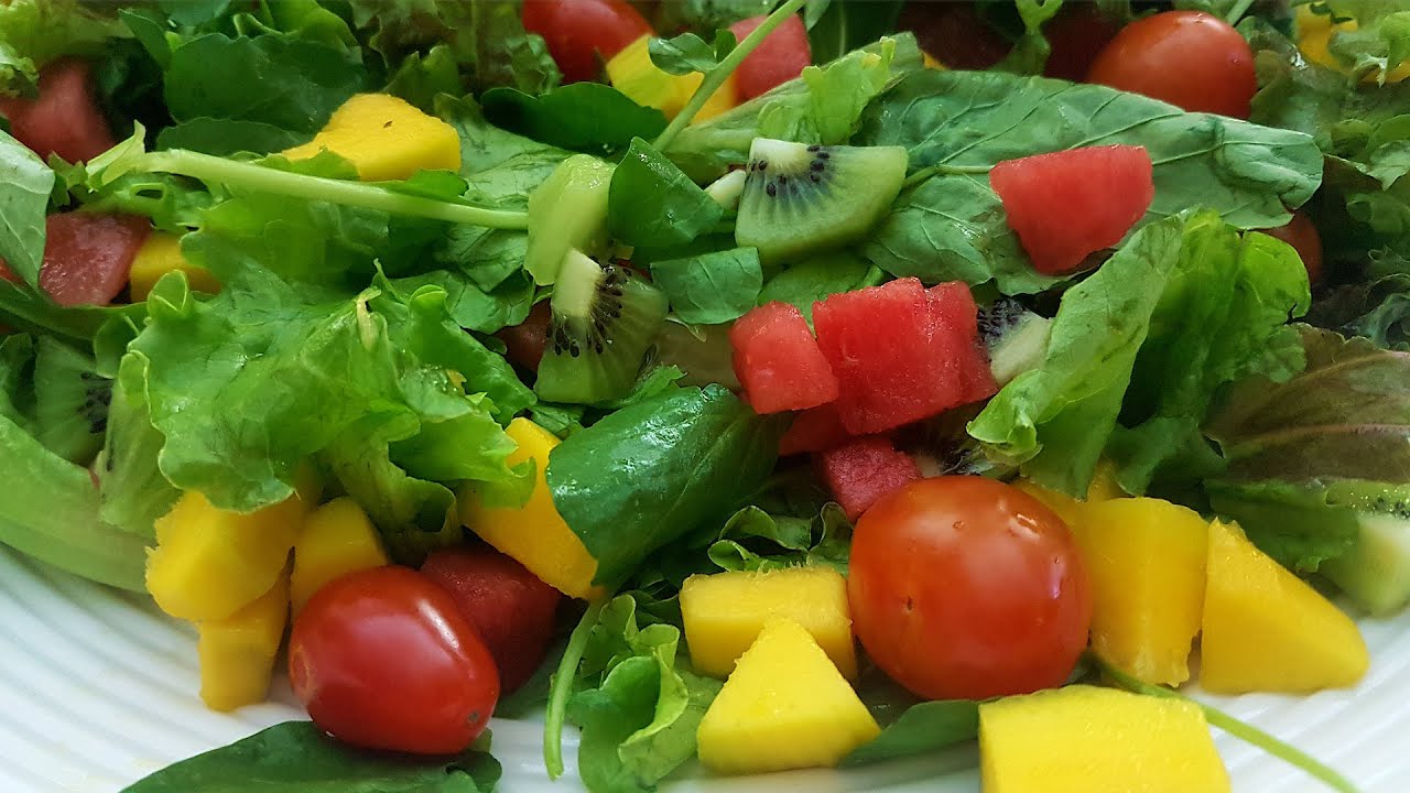 Salada  Verde Com Frutas ( Tropical  ) E um Molho de Restaurante