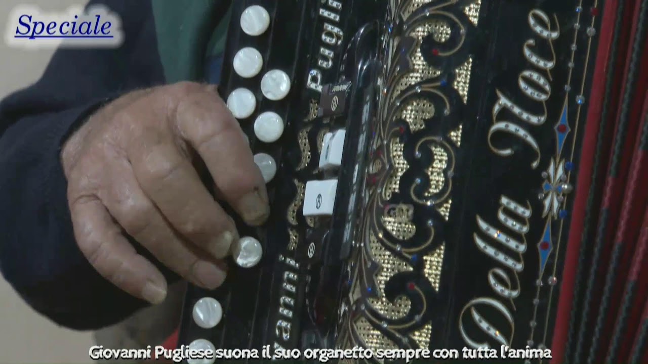 Giovanni Pugliese suona il suo organetto sempre con tutta l'anima