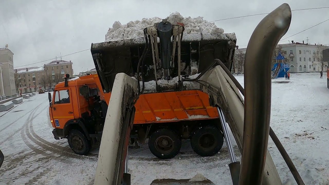 Погрузчик экскаватор TEREX.Первый снег который можно чистить. Работа на центральной площади.