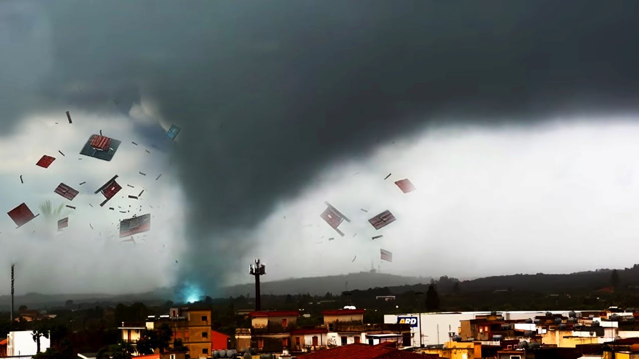 Un enorme tornado colpisce la Sicilia, Italia! Ha causato danni diffusi e interruzioni di corrente