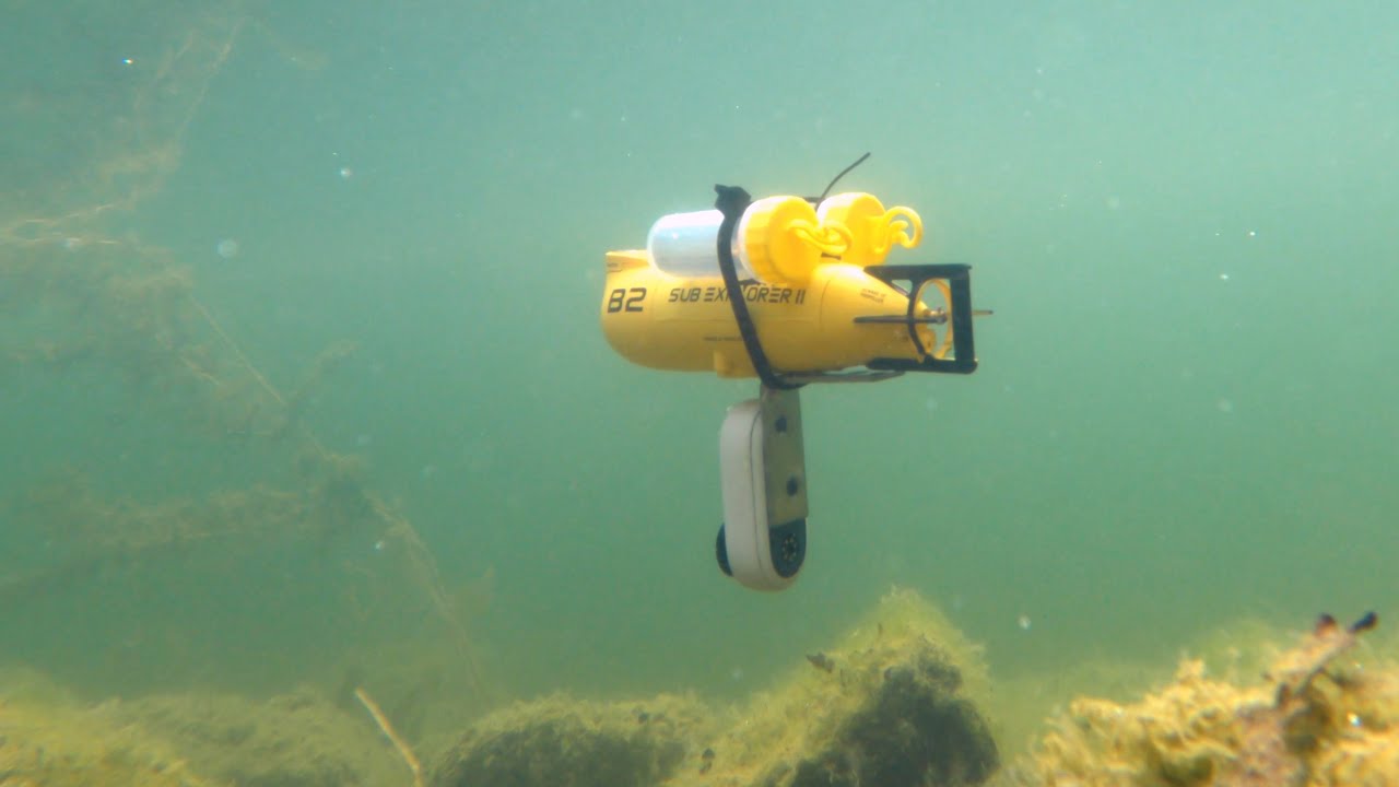 Die Insta360 Go 2 unter einem Mini RC U-Boot - Unterwasseraufnahmen