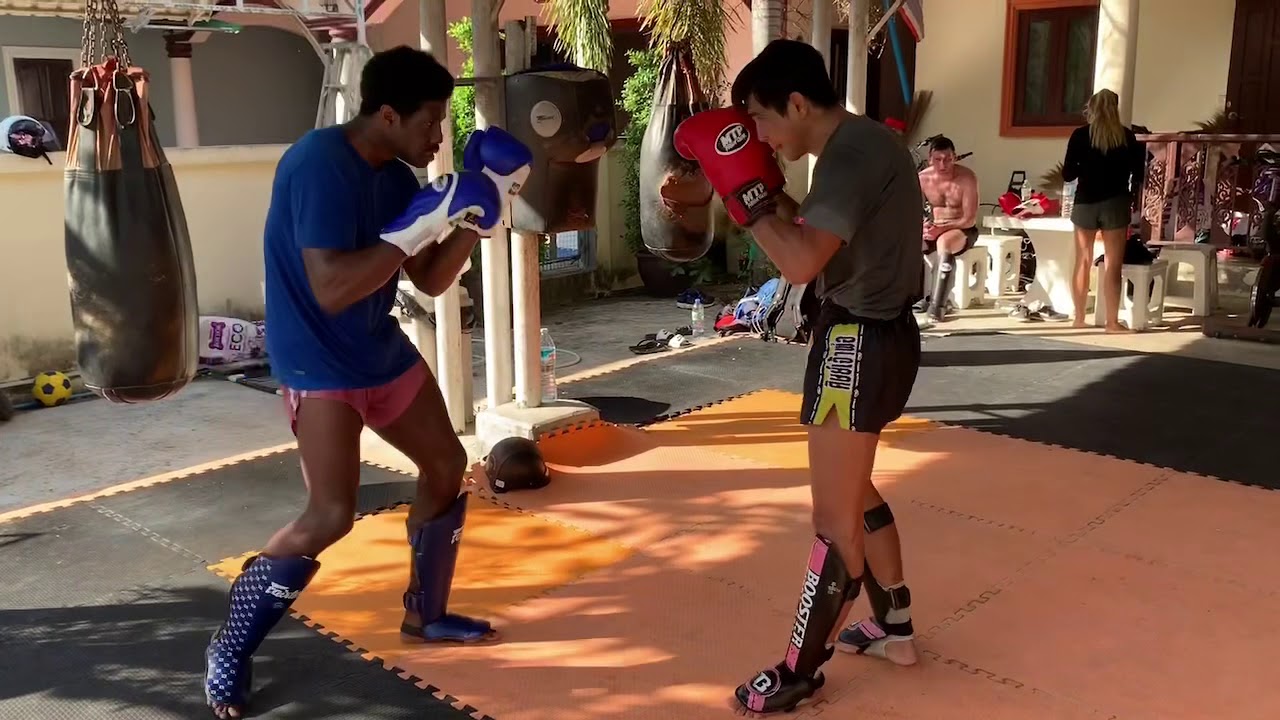 Sitjaopho sparring with TeeJay and PetchTho