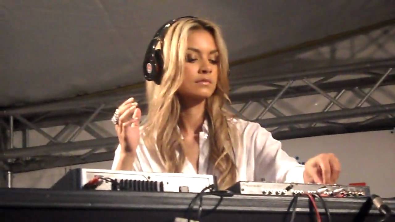 HQ!! DJ Havana Brown Spinning Britney's 3