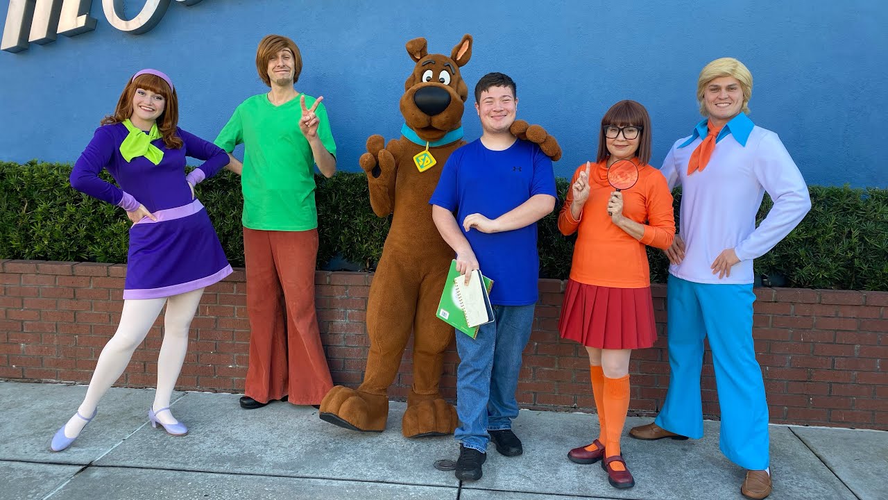 Daphne shaggy Velma Fred and Scooby meet and greet 
