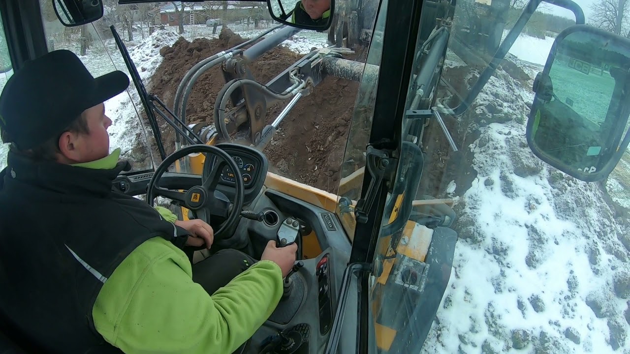 JCB 411 beim Mutterboden zwischenlagern