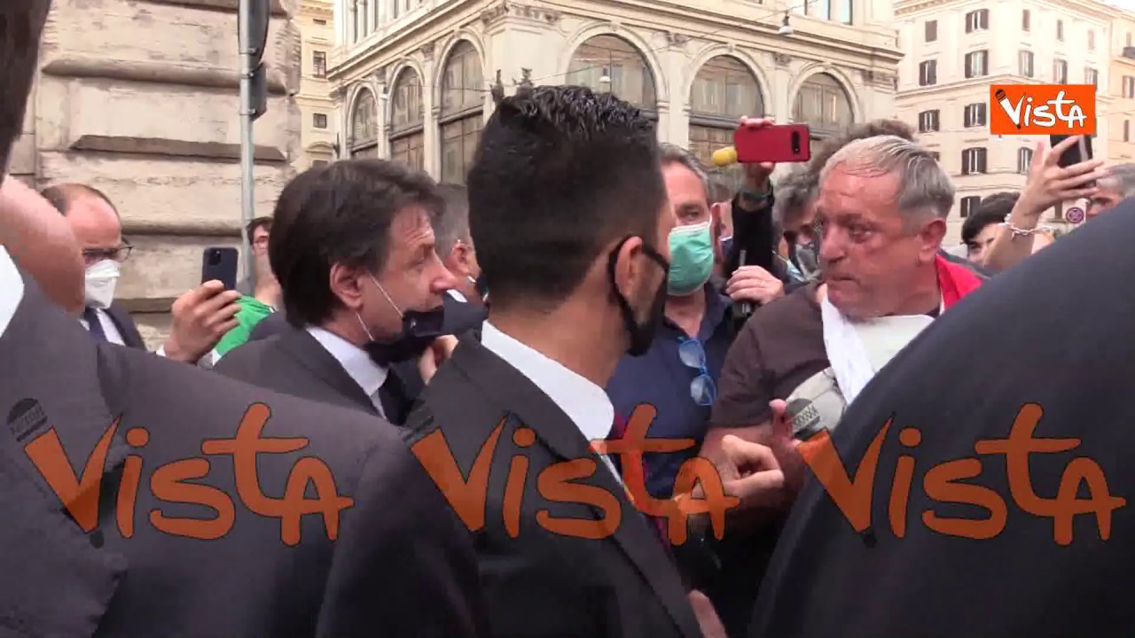 Conte va a parlare con un contestatore fuori Palazzo Chigi