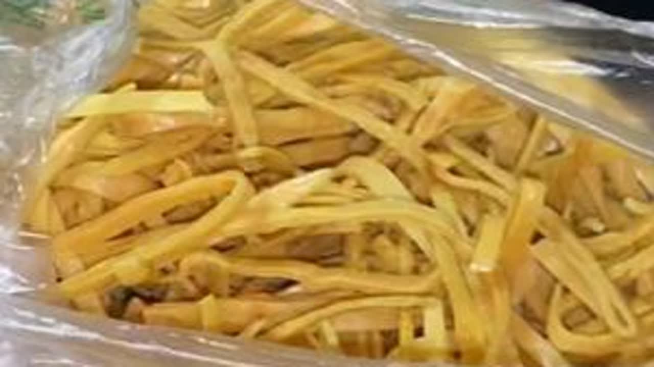 80夫妻泸州生活记录，出租屋炒豆腐丝吃，太少了不够吃 #vlog日常 #美食 #日常生活 #家常美食 #日常美食