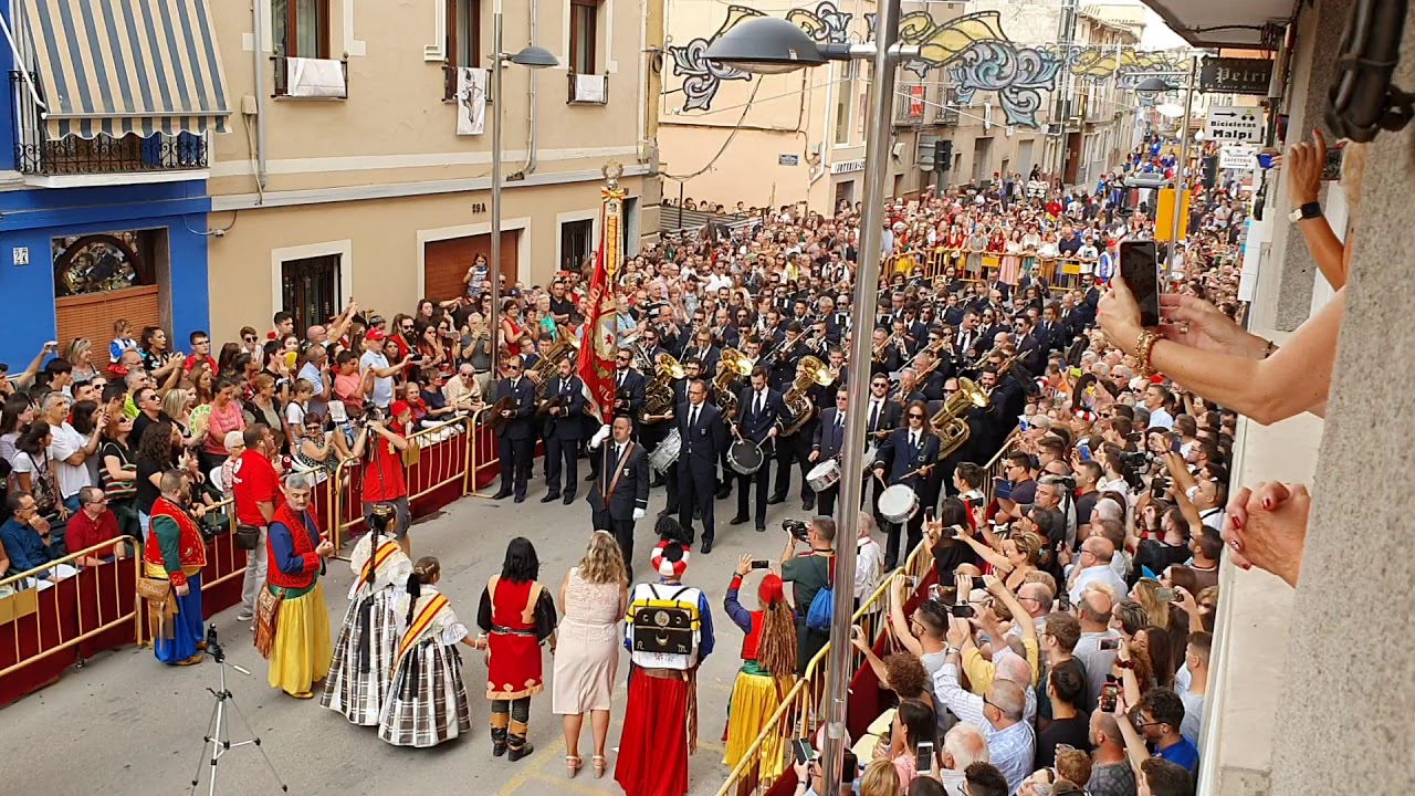 BANDA MUNICIPAL DE VILLENA DESFILE DE LA ENTRADA  2019 ARRANCADA