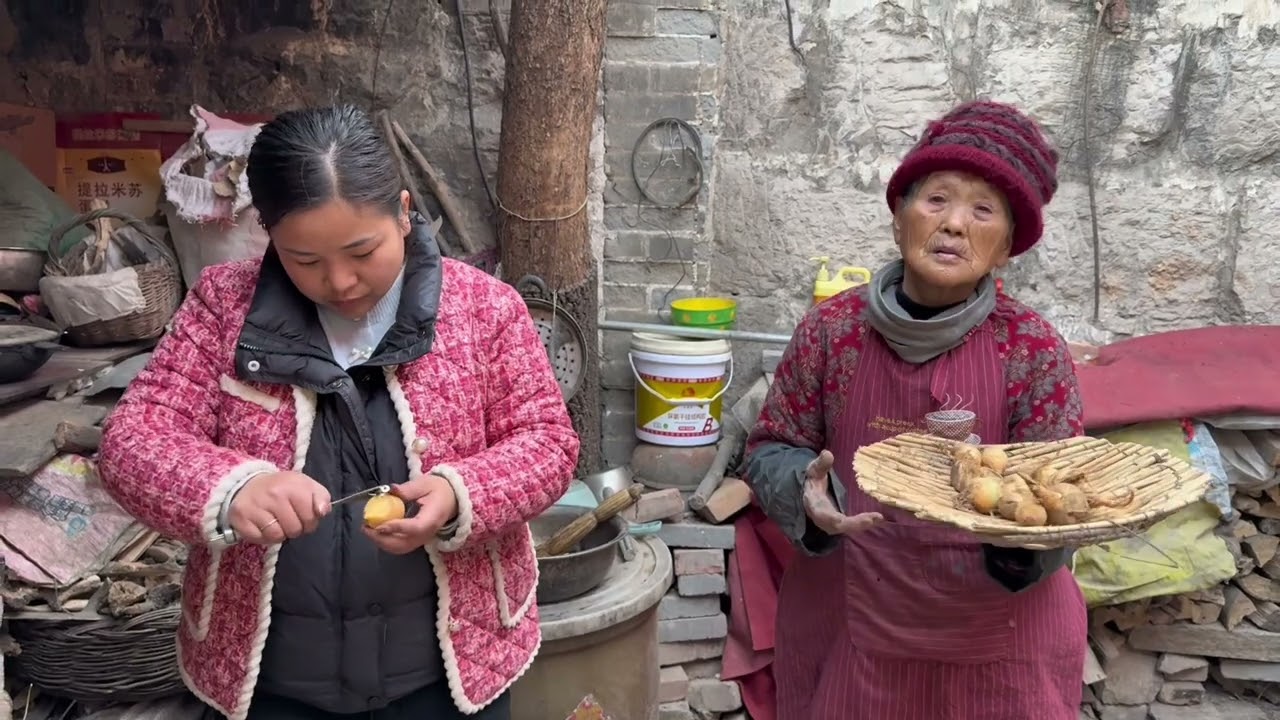 农村老人把蔬菜埋到土里，三个月过去了，看看保鲜技术怎么样？