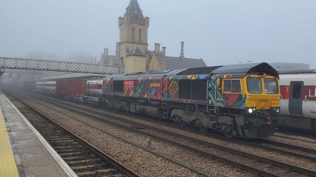 Trains at a freezing cold Lincoln Central (01/12/2023)