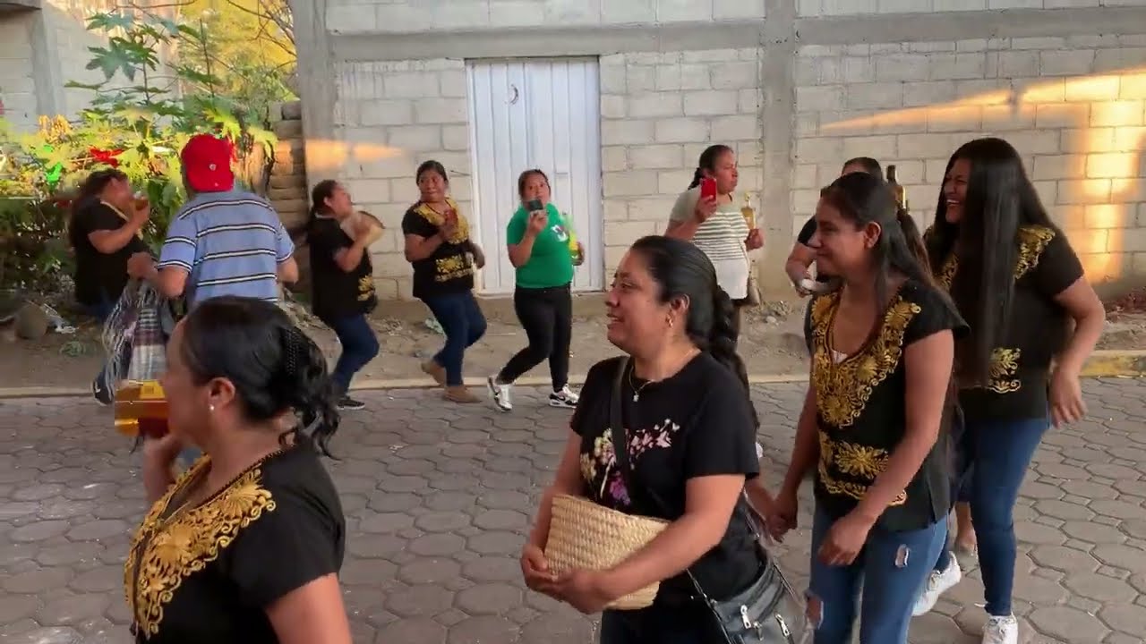 Bailando los mayordomos el baile de los cuernos 