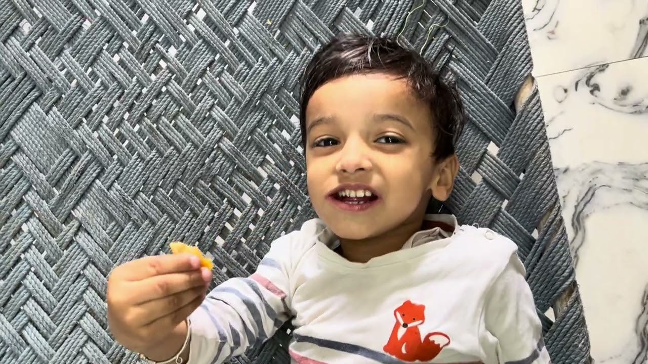 Zhuhaan khat per loaut kar good kha raha hai