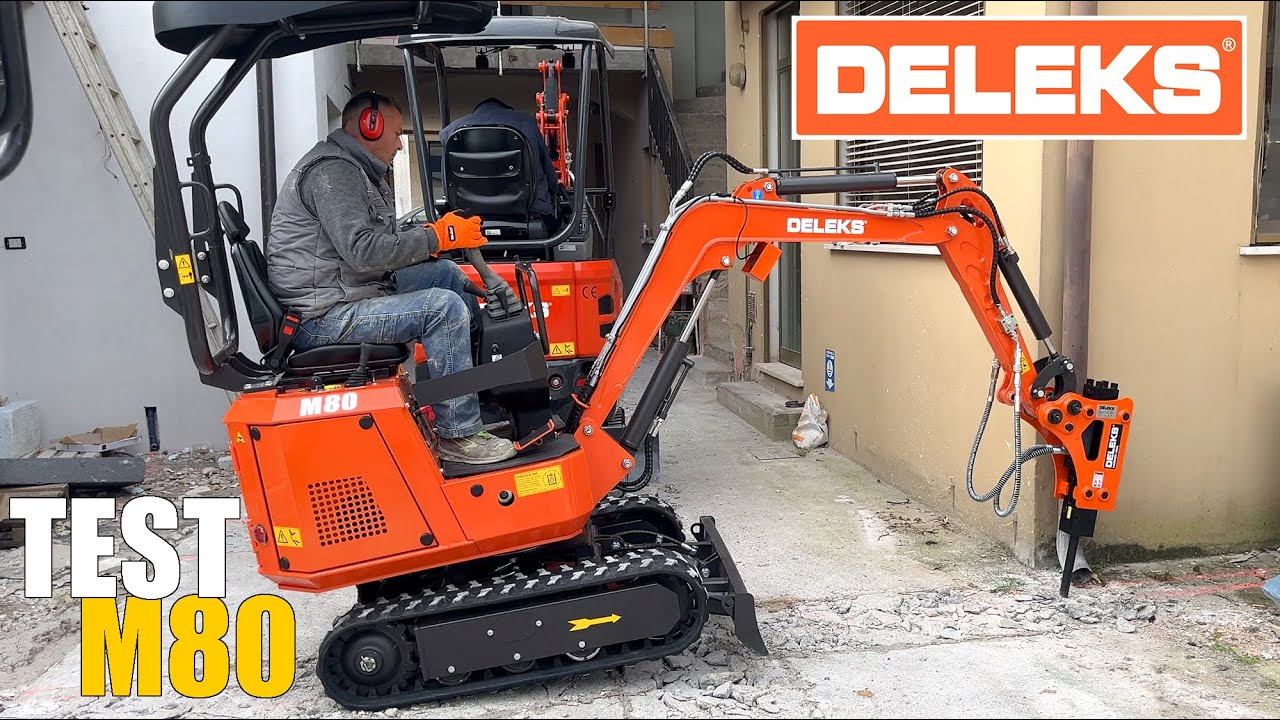 Miniescavatore DELEKS M80 con martello pneumatico e benna
