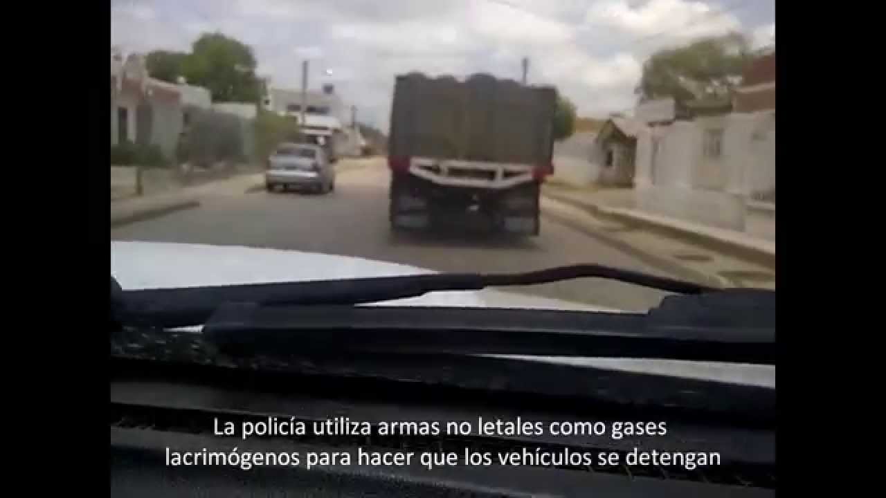 Policía de Colombia arroja gas lacrimógeno a los contrabandistas