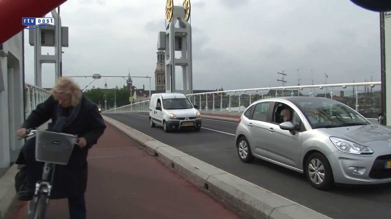 Brug Kampen omhoog met auto's er nog op