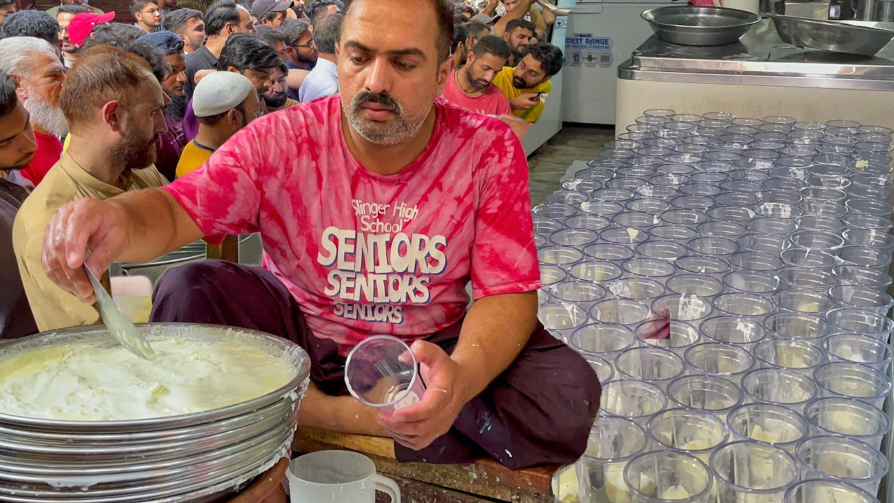 People Fight For Lassi - Jeda Lassi in Lahore Street Food | Walled City of Lahore | Lahori Lassi