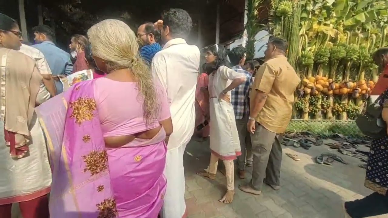 சோட்டானிக்கரை பகவதி அம்மன் கோவிலில் குவிந்த பக்தர்கள்