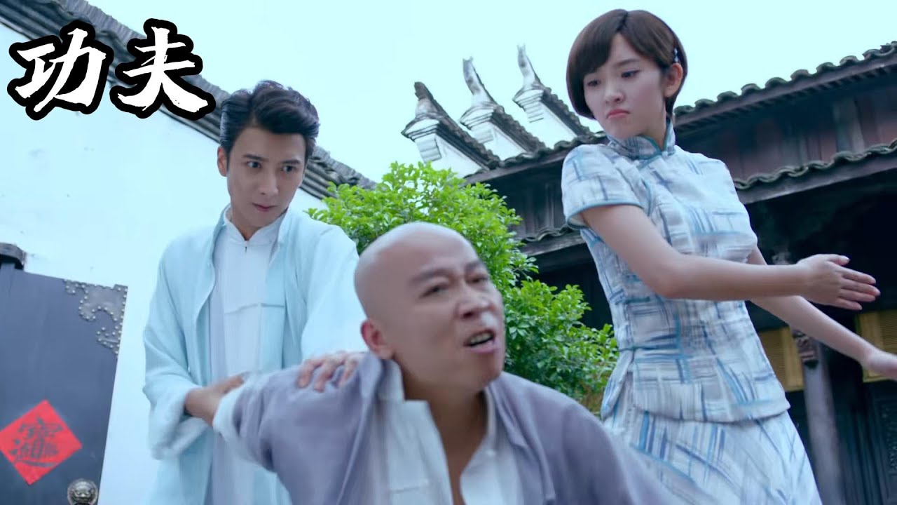 Хулиган посмотрел на девочку сверху вниз и в следующую секунду был повален на землю