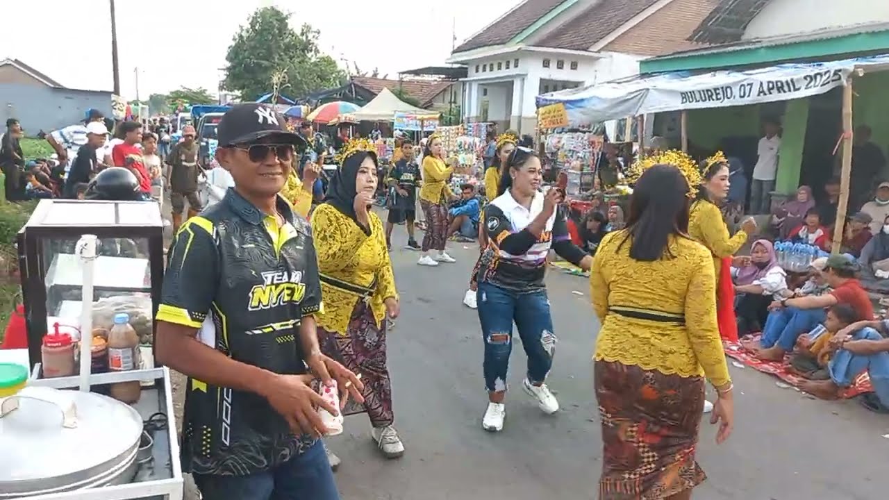 Entah apa yang ada di dalam box SINAR BAJA ini  sampai buat pedagang Seheboh dan sepanik ini